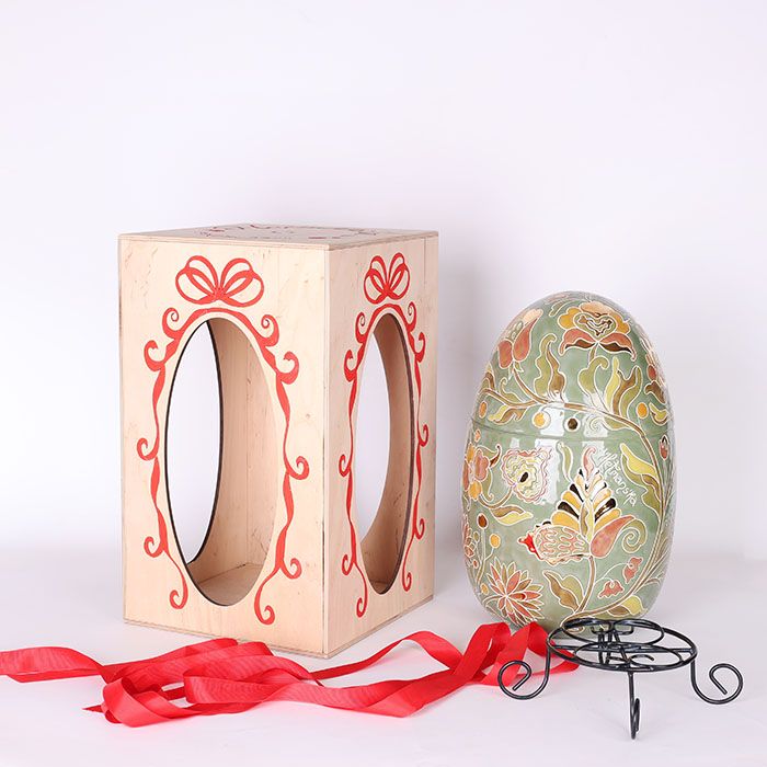 لورا شين 'صندوق بيض تطريز الهتم' – أخضر وذهبي مزخرف يدويًا بأسلوب الباروك